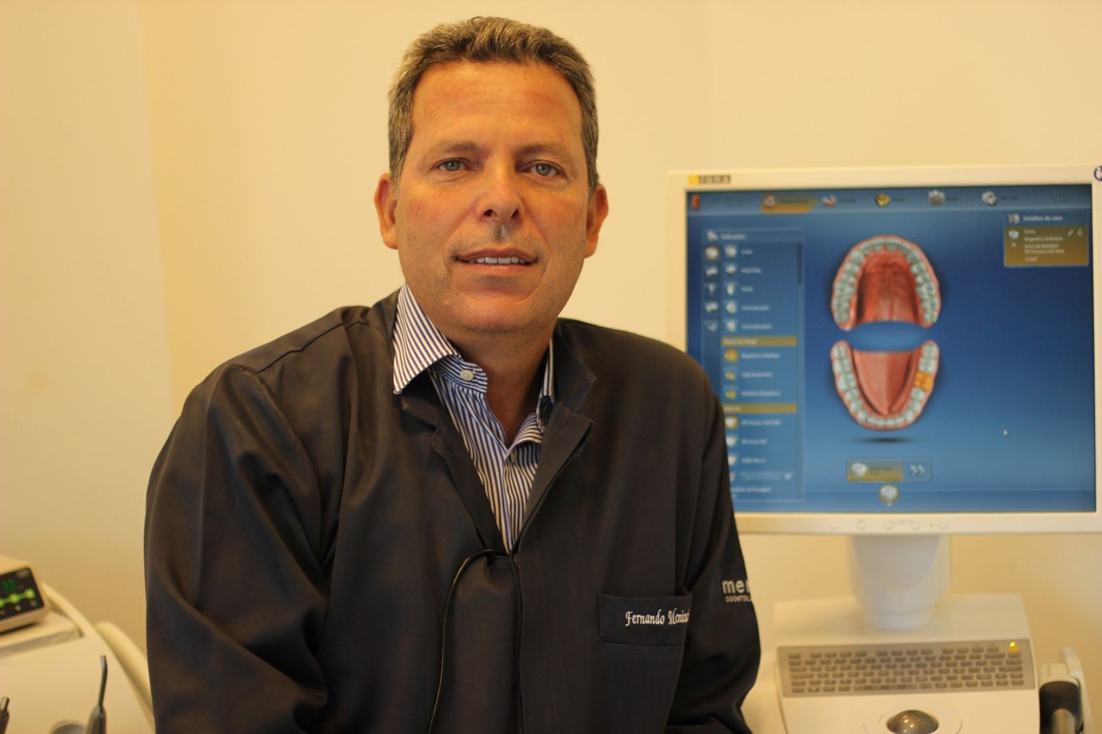 Dr. Fernando Menicucci ao lado do escaneamento 3D